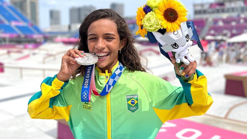 Rayssa Leal com medalha de prata na mão em Tóquio 2021