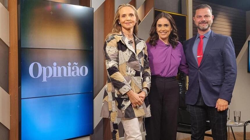 Rita Lisauskas e convidados em foto posada no estúdio do Programa Opinião