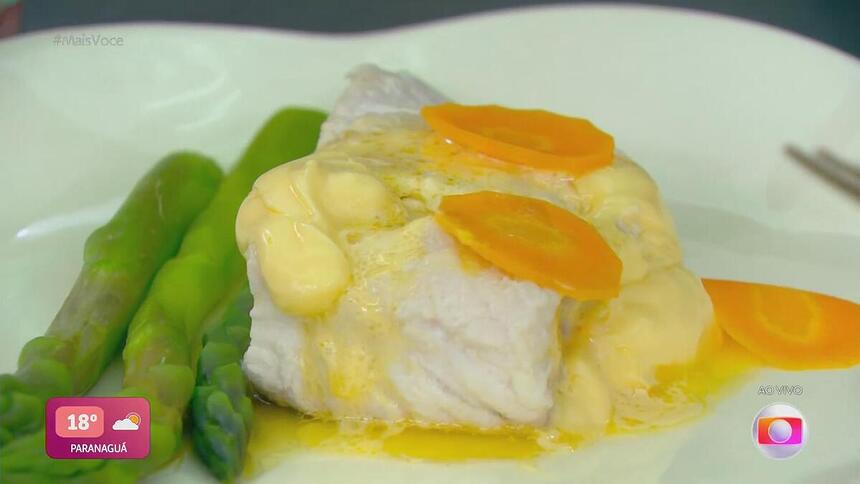 Robalo poché com molho hollandaise e aspargos grelhados no prato do Mais Você