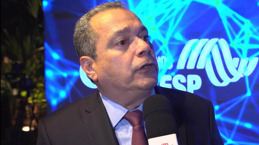 Roberto Franco, ex-executivo do SBT, dando entrevista