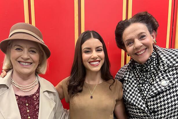 Magali Bliff, Isabela Souza e Rosi Campos sorrindo nos bastidores da novela A Caverna Encantada