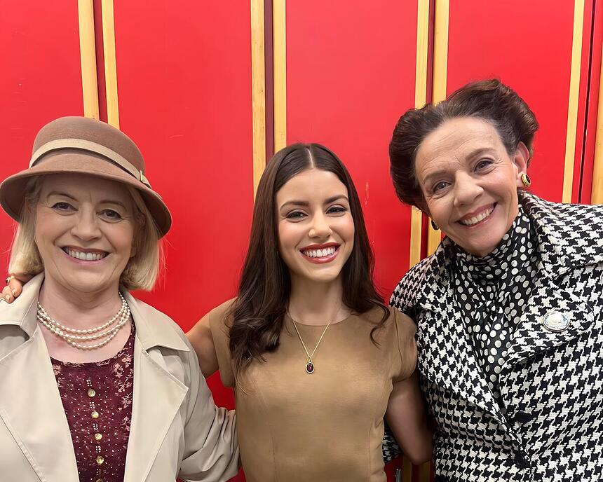 Magali Bliff, Isabela Souza e Rosi Campos sorrindo nos bastidores da novela A Caverna Encantada