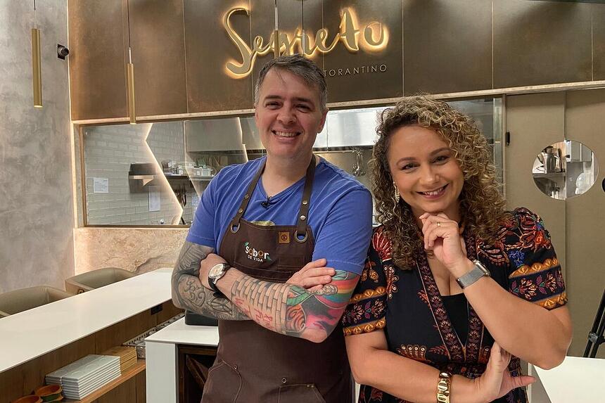 Chef Léo Roncon e Bianca Láua posam no restaurante