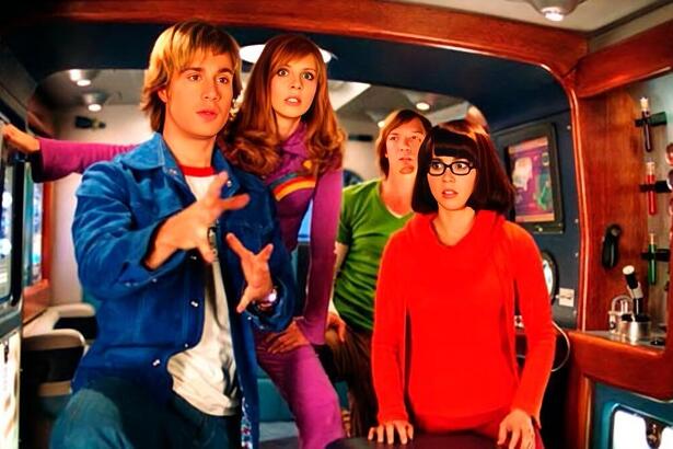 Protagonistas do filme Scooby-Doo 2: Monstros à Solta todos espantados