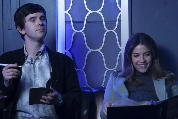 Dr. Shaun Murphy (Freddie Highmore) e Lea (Paige Spara) em trecho da série The Good Doctor