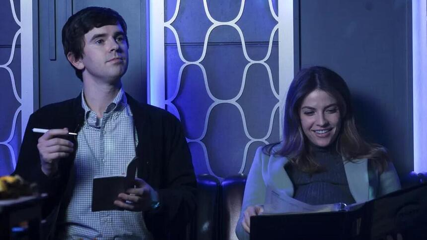 Dr. Shaun Murphy (Freddie Highmore) e Lea (Paige Spara) em trecho da série The Good Doctor