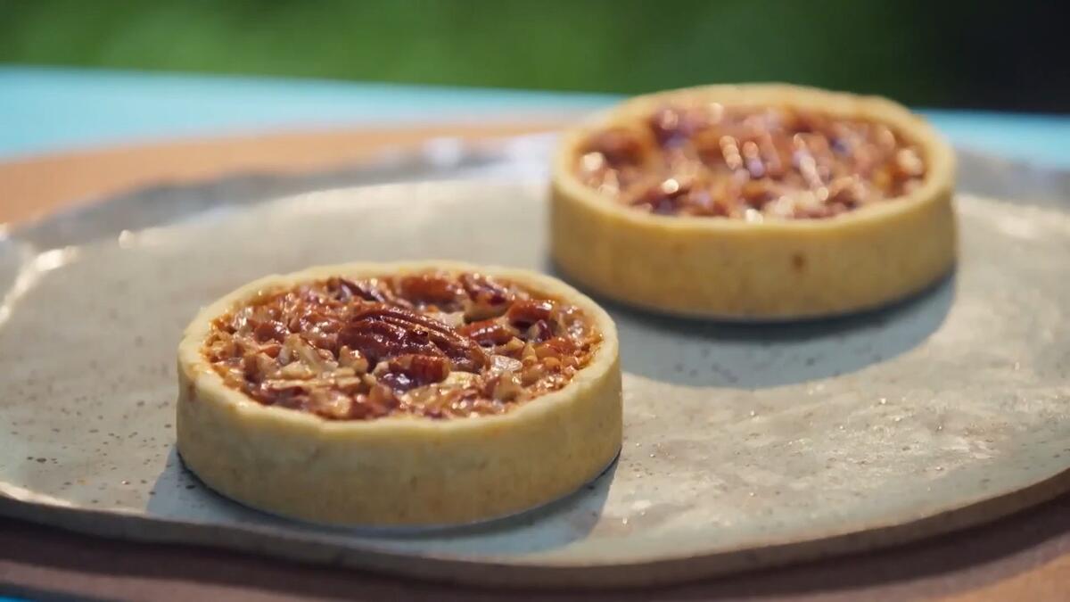 Tartelette de noz-pecã no prato do É de Casa