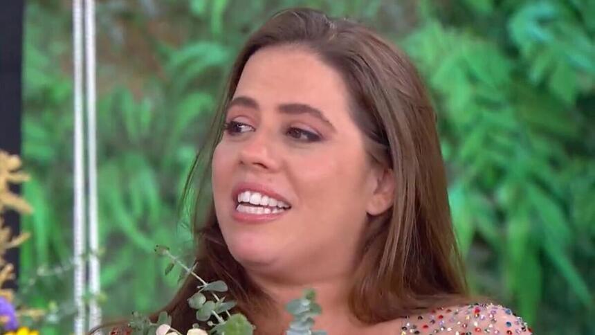 Tati Machado sorrindo no Mais Você