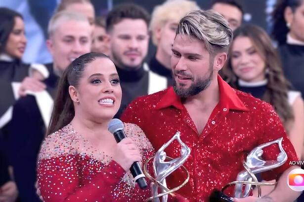 Tati Machado e Diego Maia com o troféu da Dança dos Famosos