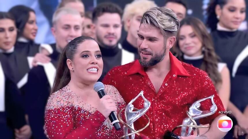 Tati Machado e Diego Maia com o troféu da Dança dos Famosos