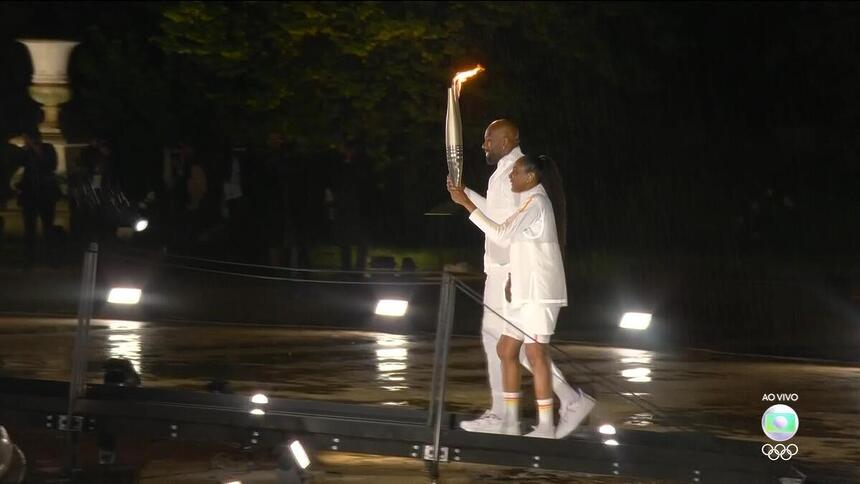 Teddy Riner e Marie-José Pérec acendendo a pira olímpica em Paris 2024