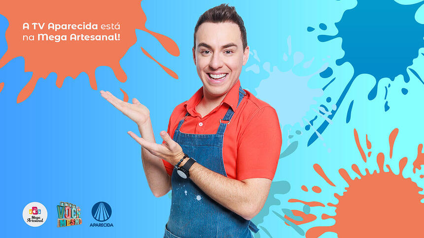 Apresentador posa com o banner promocional da feira