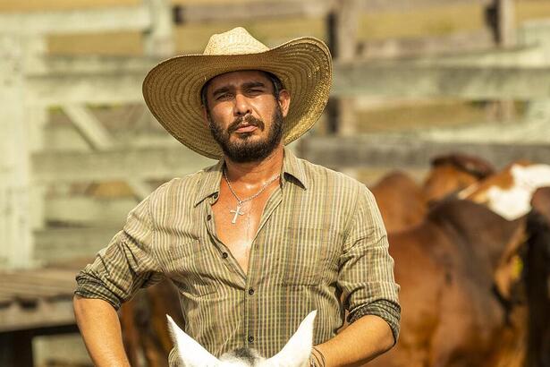 João Zoinho (Thommy Schiavo) montado em um cavalo em cena da novela Pantanal