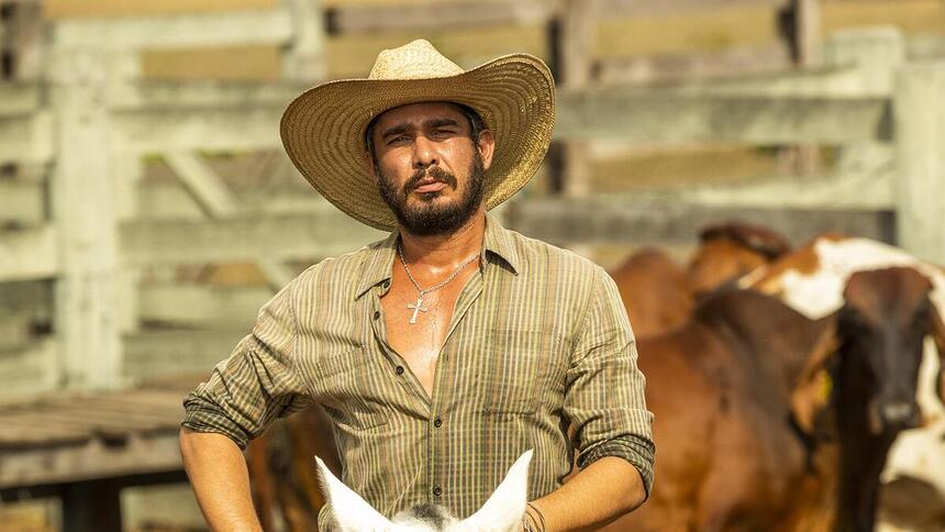 João Zoinho (Thommy Schiavo) montado em um cavalo em cena da novela Pantanal