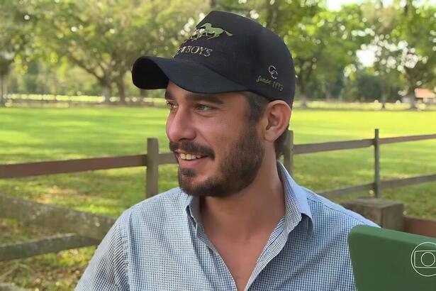 Thommy Schiavo sorrindo nos bastidores de Pantanal