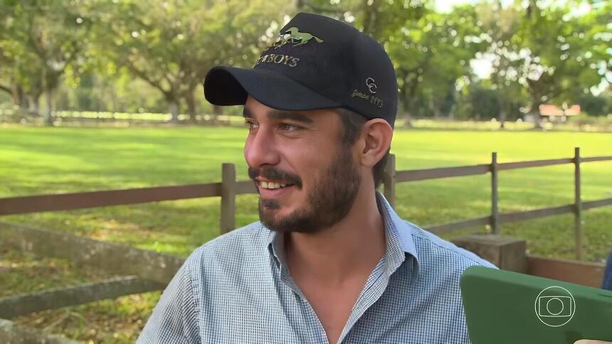 Thommy Schiavo sorrindo nos bastidores de Pantanal