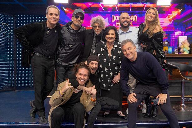 Titãs, Vitor Kley, Luciano Huck, Livia Andrade, Dea Lucia e Ed Gama no palco do Domingão