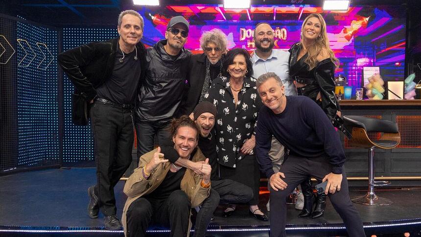 Titãs, Vitor Kley, Luciano Huck, Livia Andrade, Dea Lucia e Ed Gama no palco do Domingão