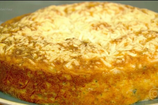 Torta de frango sem massa no prato do Mais Você