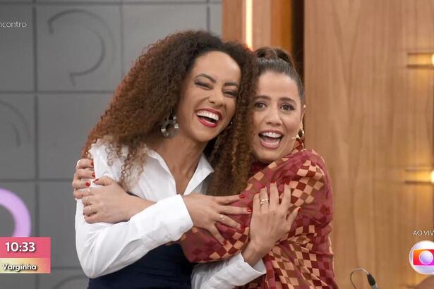 Valéria Almeida e Tati Machado se abraçando no cenário do Encontro