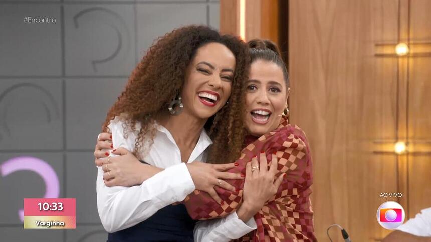 Valéria Almeida e Tati Machado se abraçando no cenário do Encontro