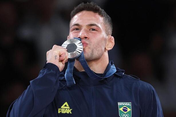 Willian Lima beijando a medalha conquista pelo judô na Olimpíada