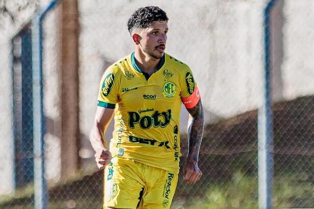 Yuri Lima em campo com a camisa do Mirassol