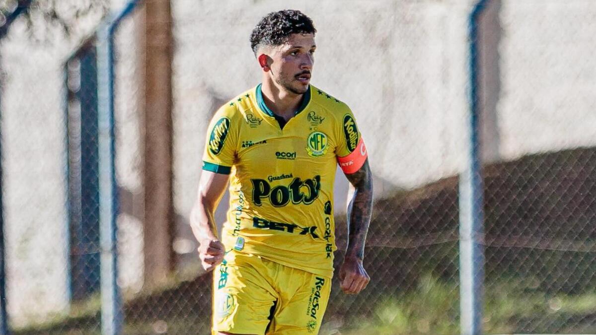 Yuri Lima em campo com a camisa do Mirassol