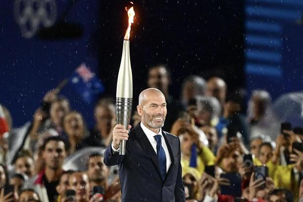 Zidane com a tocha olímpica em mãos, na Cerimônia de abertura da Paris 2024