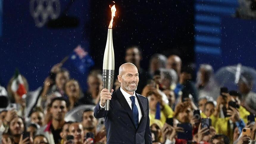 Zidane com a tocha olímpica em mãos, na Cerimônia de abertura da Paris 2024