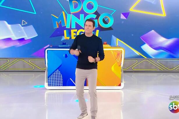 Celso Portiolli dança no palco do Domingo Legal