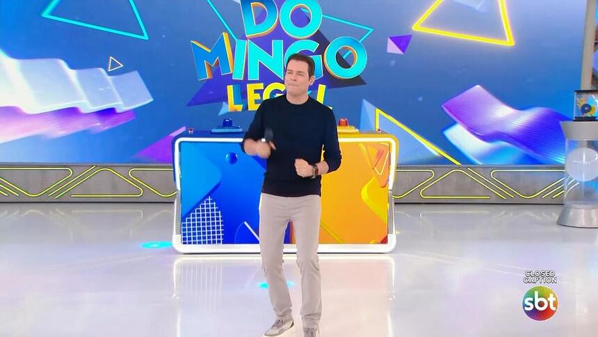 Celso Portiolli dança no palco do Domingo Legal