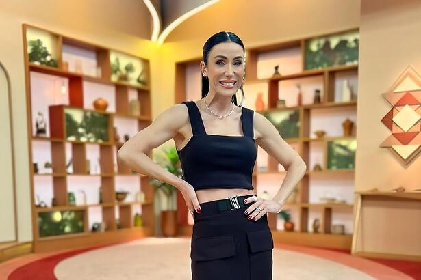 Michelle Barros sorrindo no cenário do Chega Mais