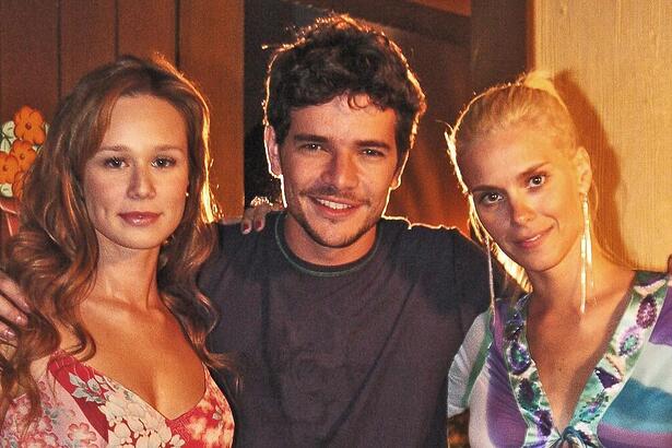 Leona (Carolina Dieckmann), Duda (Daniel de Oliveira) e Bel (Mariana Ximenes) nos bastidores de Cobras & Lagartos