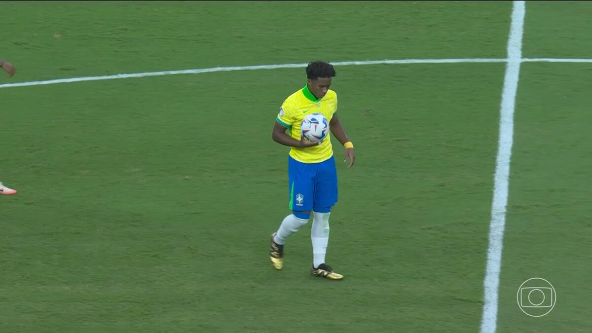 Endrick segura a bola no jogo entre Brasil x Uruguai na Copa América