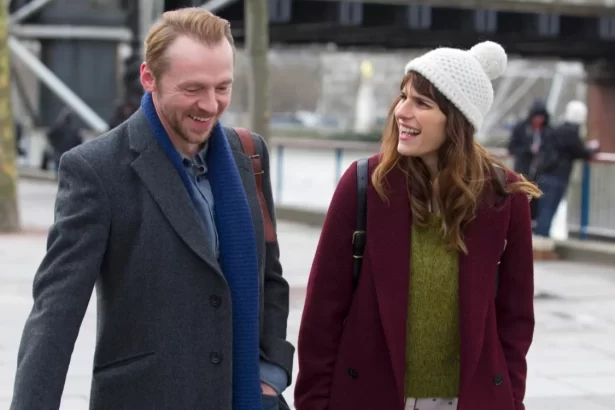 Protagonistas do filme (Des)Encontro Perfeito sorrindo em uma cena na neve