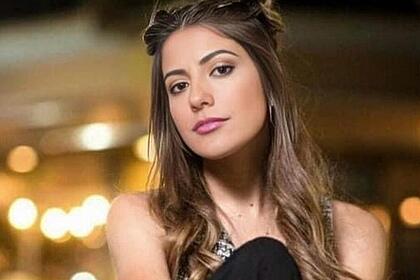 Ex-Panicat Ana Paula Leme sentada em uma rua