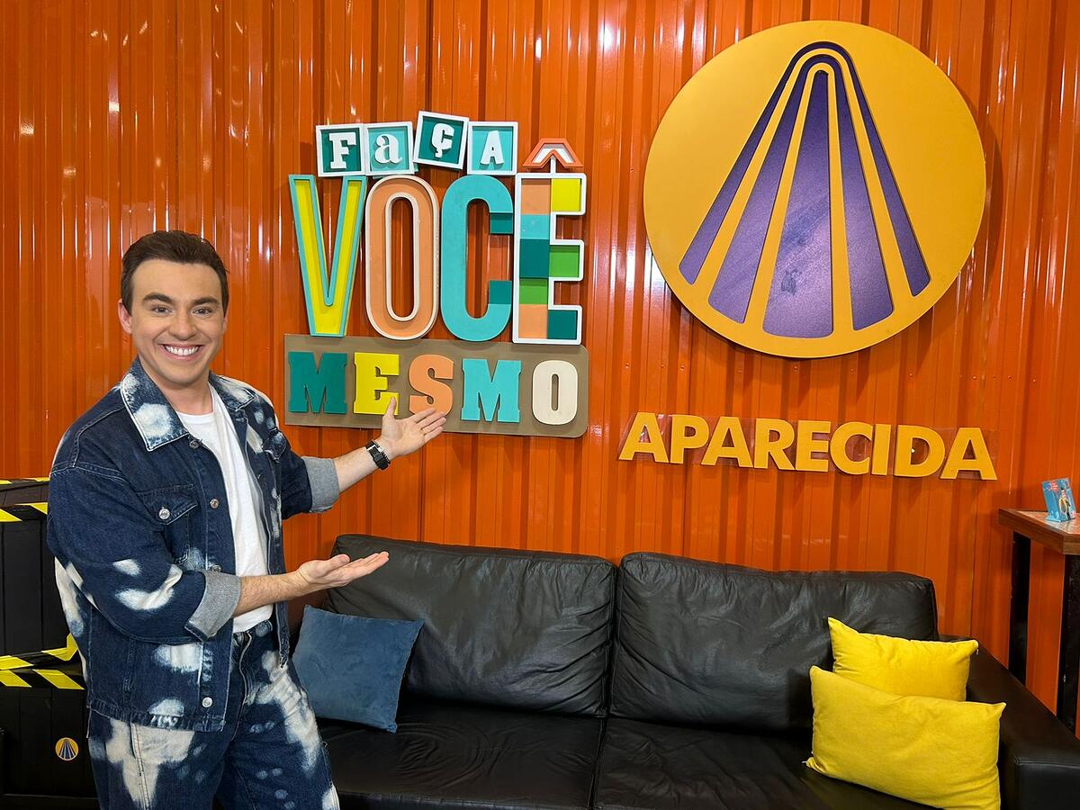 Rogerinho no cenário do Faça Você Mesmo, da TV Aparecida, na Mega Artesanal