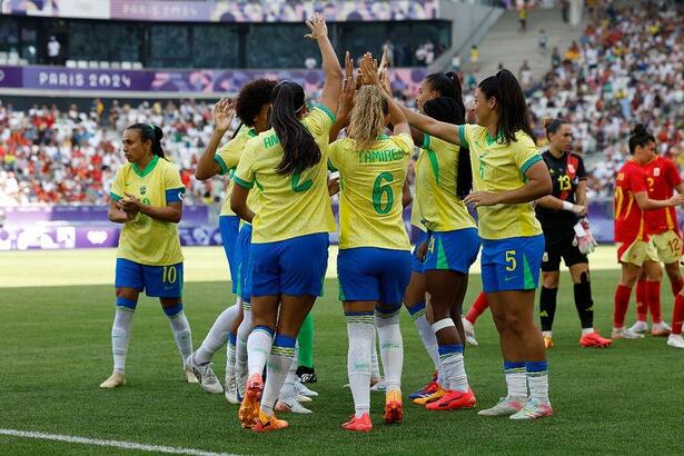 time do futebol feminino comemoram vitória na Olimpíada de Paris 2024