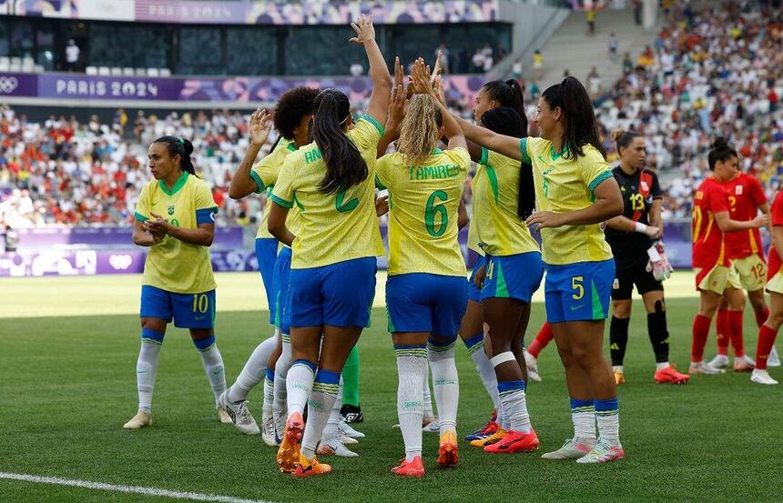 time do futebol feminino comemoram vitória na Olimpíada de Paris 2024