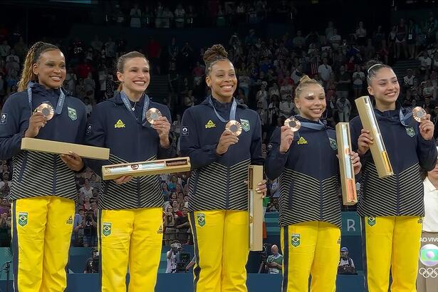 Rebeca Andrade, Jade Barbosa, Lorrane Oliveira, Flávia Saraiva e Julia Soares mostram a medalha de bronze no peito na Olimpíada de Paris 2024