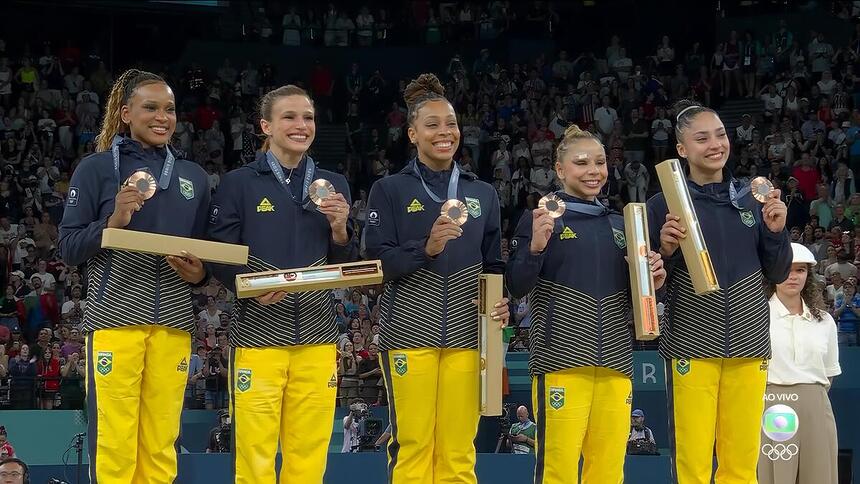 Rebeca Andrade, Jade Barbosa, Lorrane Oliveira, Flávia Saraiva e Julia Soares mostram a medalha de bronze no peito na Olimpíada de Paris 2024