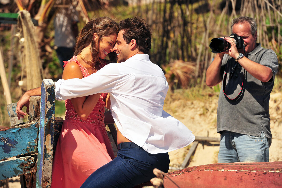 Ester (Grazi Massafera) e Cassiano (Henri Castelli) sendo fotografada por Jayme Monjardim 