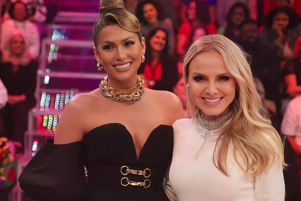 Lívia Andrade sorrindo com Eliana em frente a plateia do Domingão na TV Globo