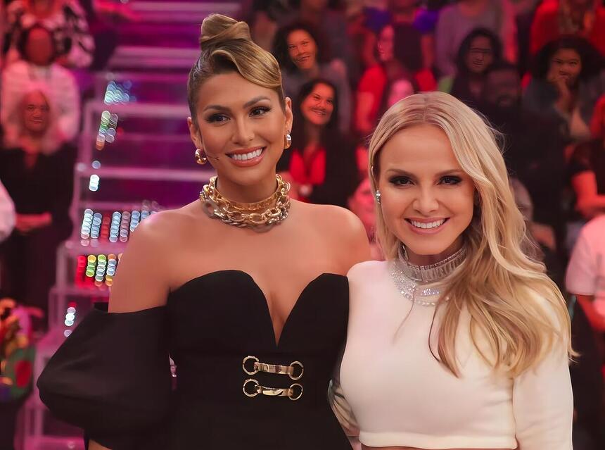 Lívia Andrade sorrindo com Eliana em frente a plateia do Domingão na TV Globo