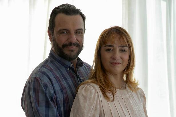 Molina (Rodrigo Lombardi) segura barriga de Cecília (Simone Spoladore) em cena da novela Mania de Você