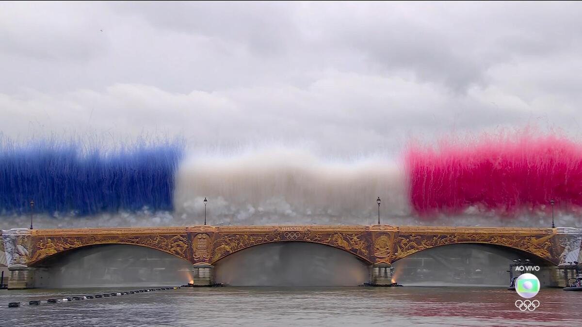 Início da abertura com as cores da bandeira de Paris em cima da ponte