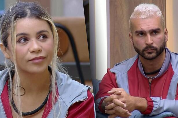 Taty Pink e Brenno sentados no sofá da Mansão do A Grande Conquista