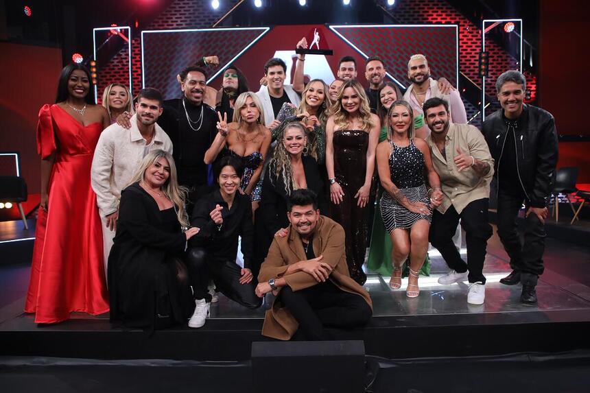 Elenco da fase da mansão junto com a apresentadora Rachel Sheherazade na final de A Grande Conquista 2