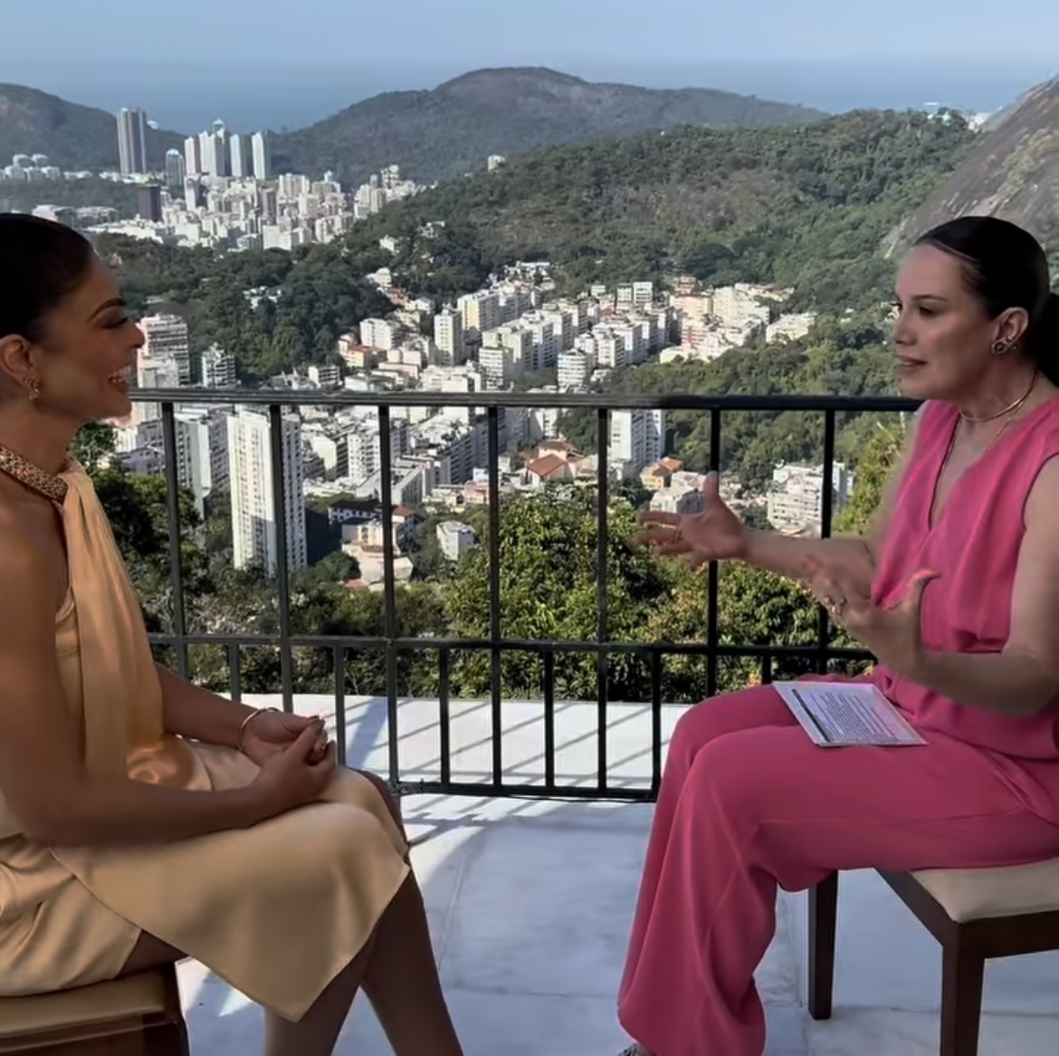 Regina Volpato entrevista Juliana Paes com a cidade do Rio de Janeiro ao fundo